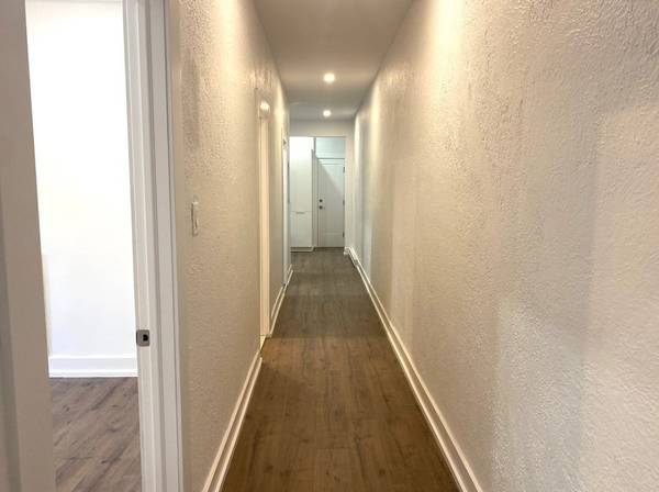 Plaza Court 3 Bedroom Apt Adjacent to NDG