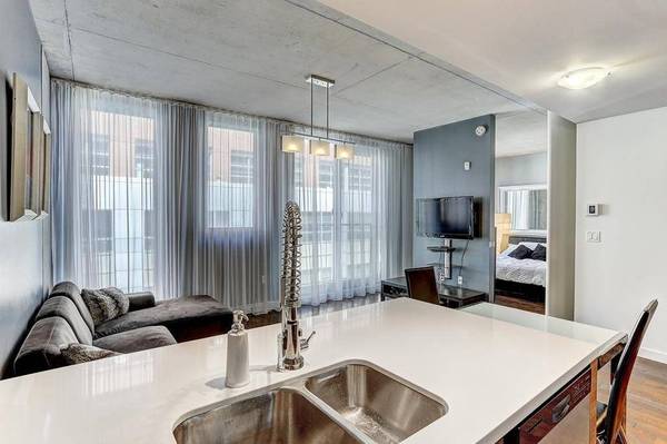 Montreal Furnished Condo Rental - Gorgeous 2 Bed, 2 Bath in Old Port