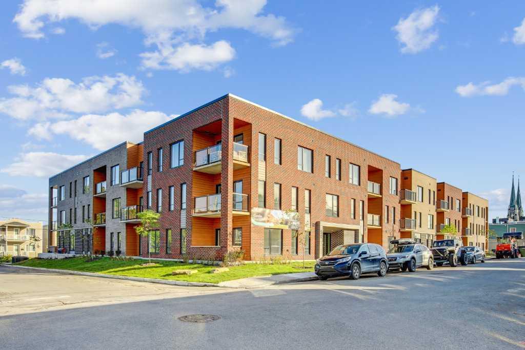 Le St-Louis: 3 1/2; 4 1/2; 5 1/2 Logement luxueux! Cour / jardin intérieur. Libre maintenant !