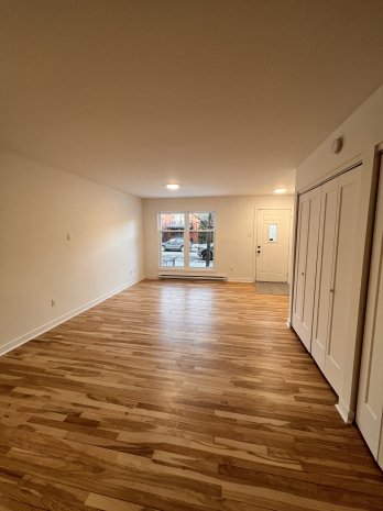 Grand 3 1/2 Condo / Appartement à Louer