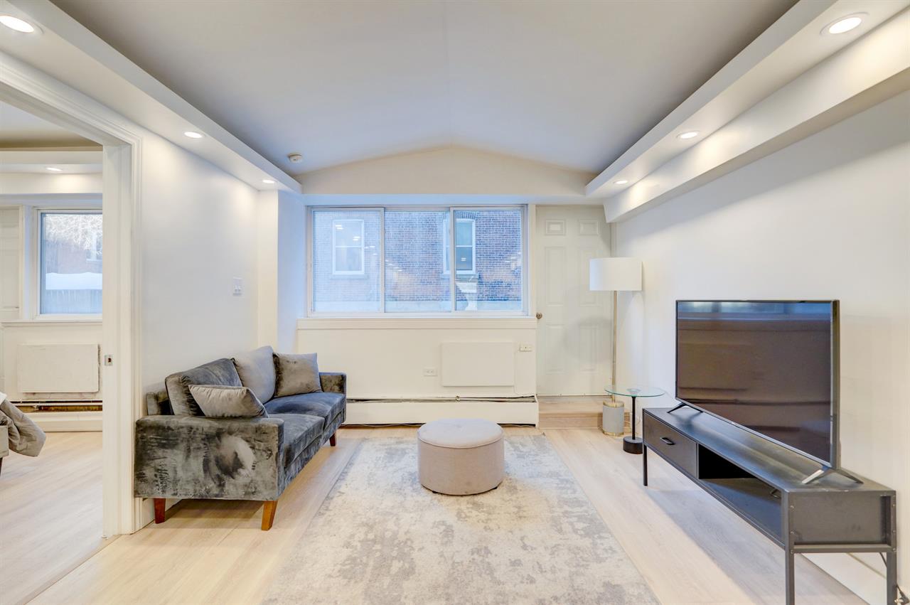 Sunny And Renovated Studio - Downtown Montreal - 5301-5317 Sherbrooke Street West, Montréal