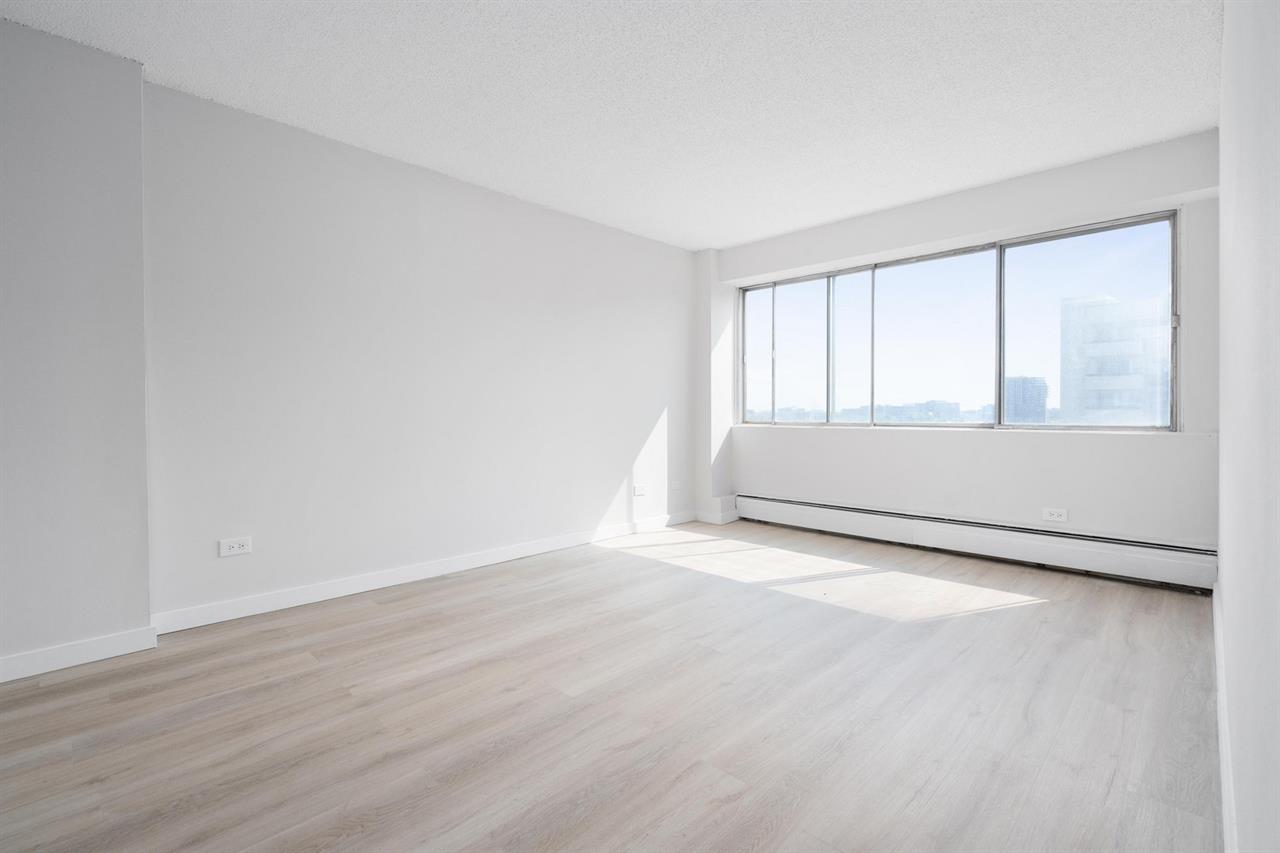 Sunny And Spacious 1 Bedroom Apartment - Saint Laurent - 135 Boulevard Deguire, Saint-Laurent