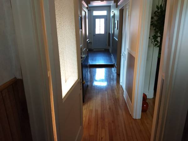 5 1/2 Upper duplex, 3-minute walk distance from Metro Monk, August