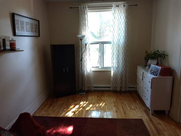 5 1/2 Upper duplex, 3-minute walk distance from Metro Monk, August