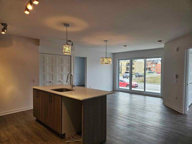 2 CH - 1 SDB - Laval - $2,000 /mo