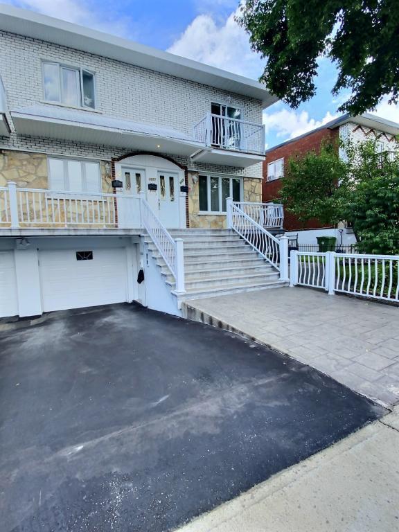 Saint Léonard- $2900/Mois-1 août- 8 1/2 bas 4plex-5 chambres-2 cuisines-2 salles de bains ,1salle d'eau, 1 espace garage,2 allées de staionnement ext