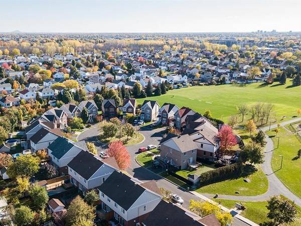 Large 4-bedroom House in Longueuil