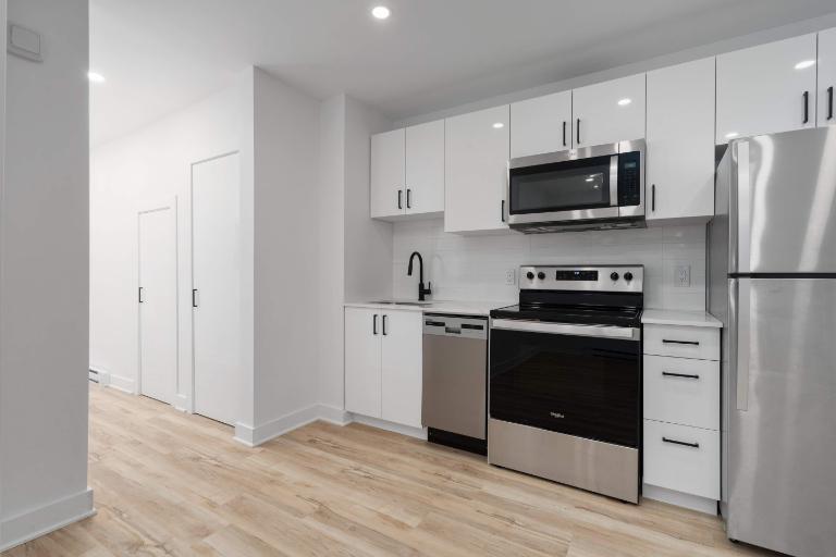 2 CH - 2 SDB - Montréal - $2,075 /mo