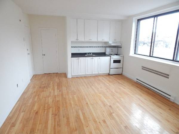 Large studio in Cote-des-Neiges for $1170/month