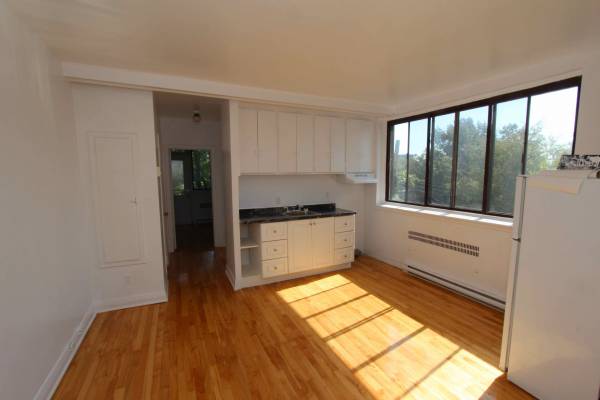 Large studio in Cote-des-Neiges for $1170/month