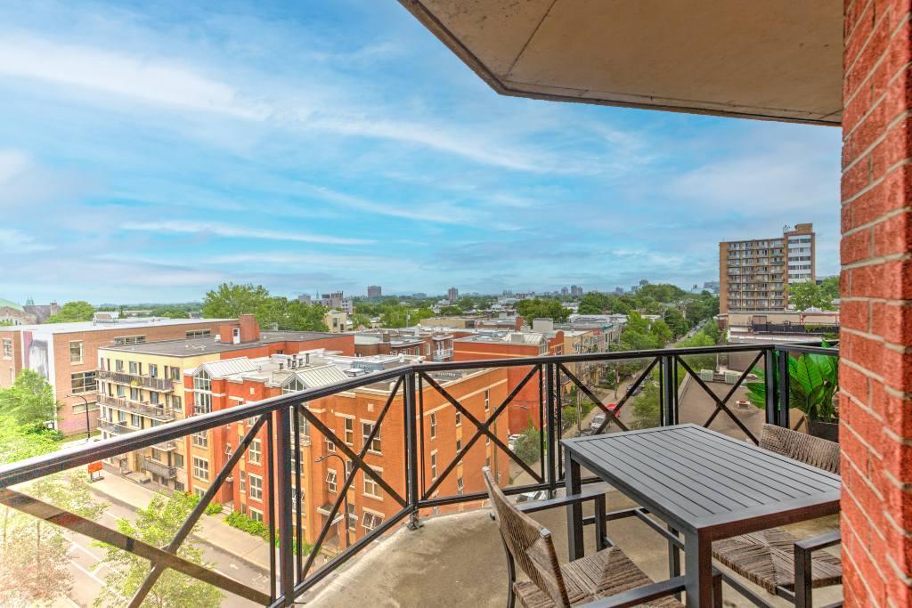 MAGNIFIQUE Condo 1300+ PC, balcon avec vues, 2 chambres, gym, garage, clim centrale, terrasse sur le toit!