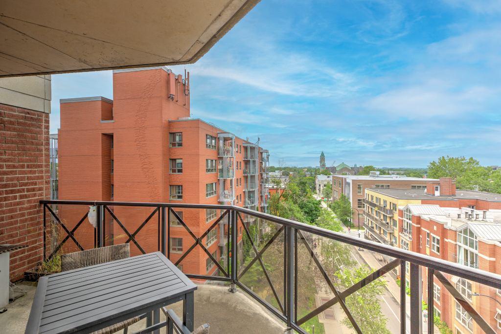 MAGNIFIQUE Condo 1300+ PC, balcon avec vues, 2 chambres, gym, garage, clim centrale, terrasse sur le toit!