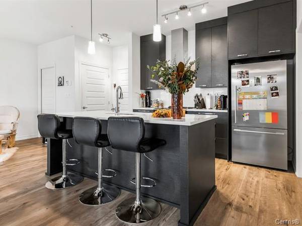 Luxueux Condo 2 Ch, 2 Sdb Avec 2 Stat / 2 bed 2 bath Condo