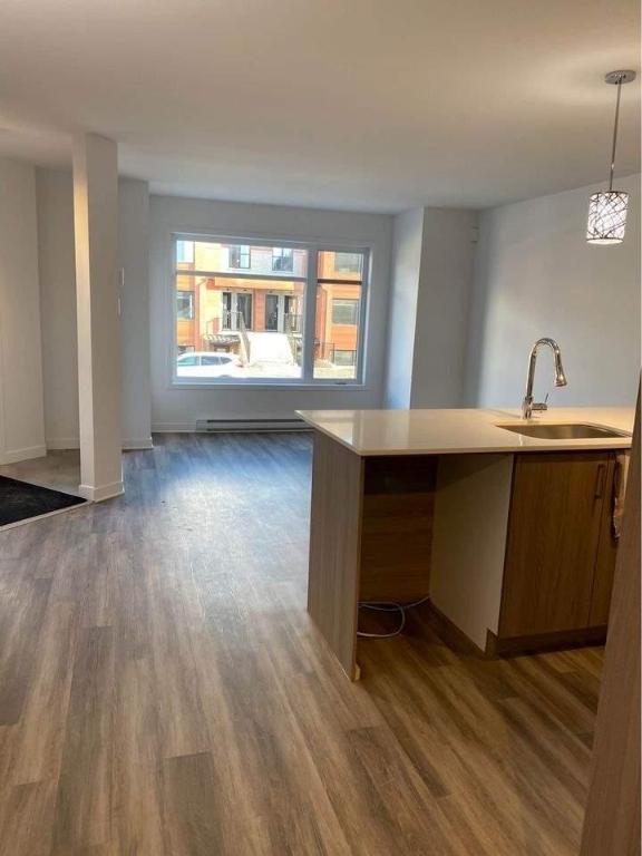 2 CH - 1 SDB - Laval - $1,800 /mo