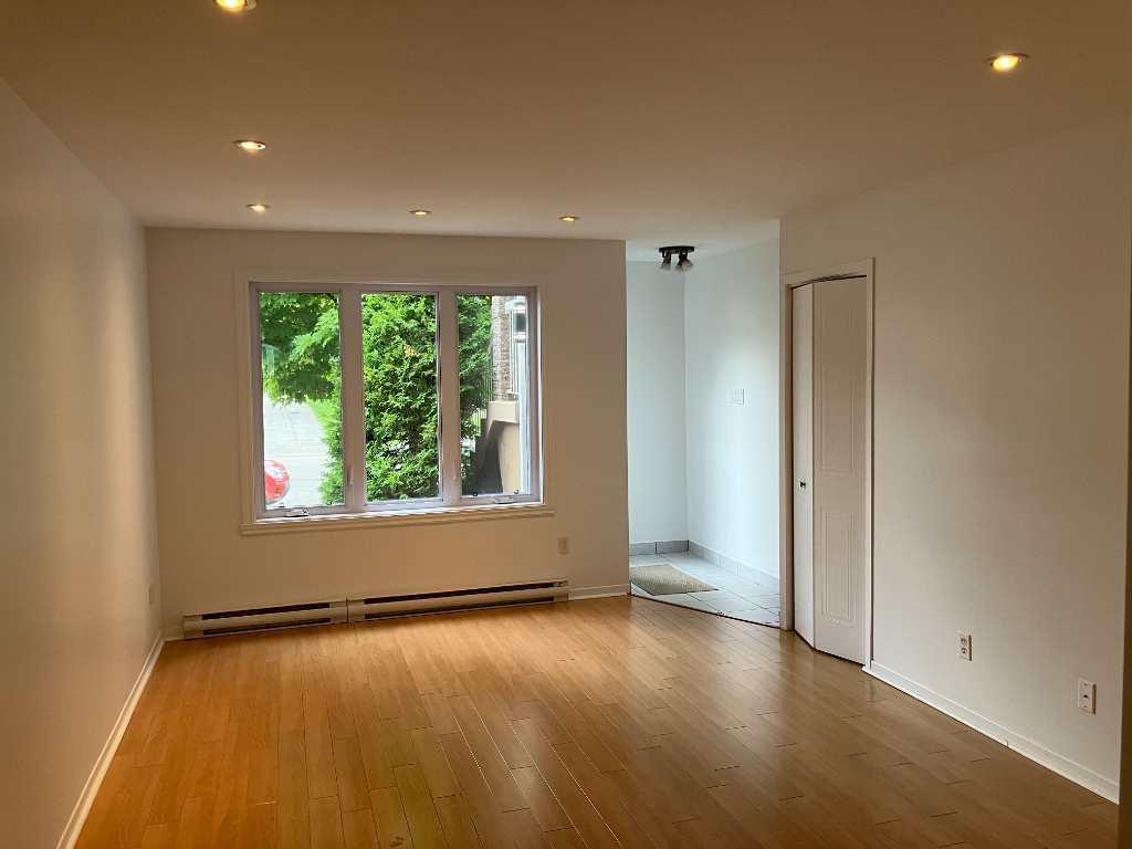 Grand 5 1/2, 3 chambres à l'étage, garage, cours arrière privé St-Jérôme