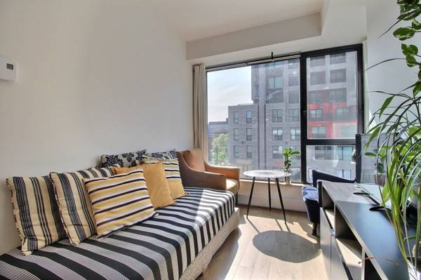 Montreal Furnished Condo Rental- Bright, Modern 1 Bed Suite, City View