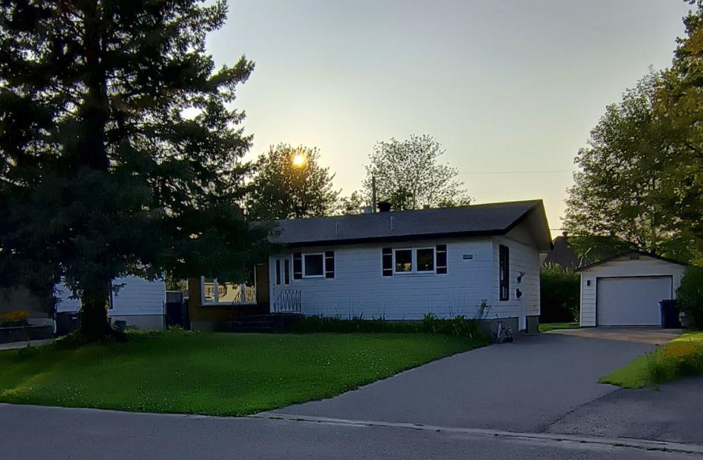 Maison avec garage à louer à Blainville