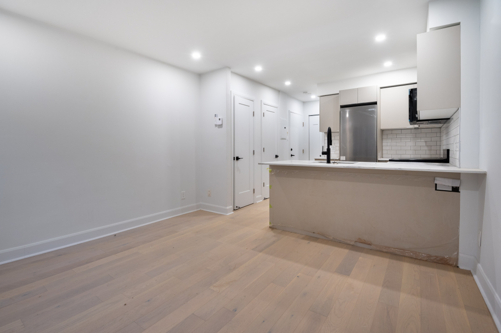 Newly Renovated 2 ½ In Rosemont