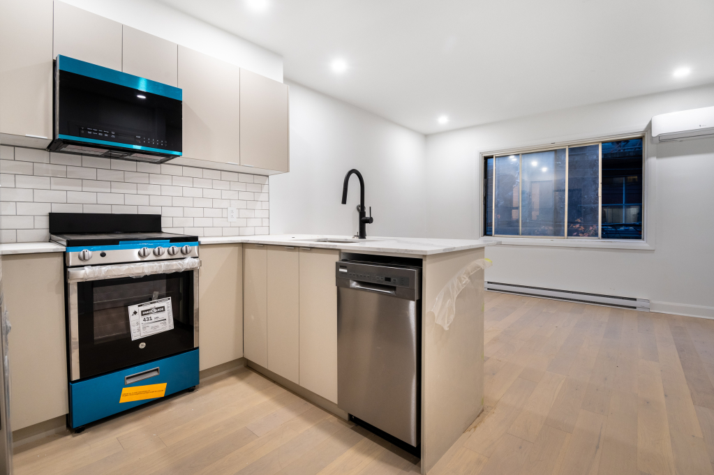 Newly Renovated 2 ½ In Rosemont