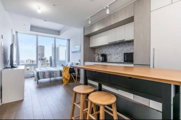 Montreal Furnished Condo Rental – Studio, City Views, Air Conditioning