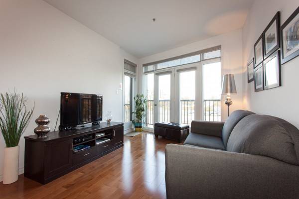 Charming, Impeccable ,Furnished condo offering 1 firm bedroom