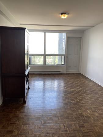 ** Lease transfer** Grand 3 1/2 Monkland, in-unit laundry, A/C