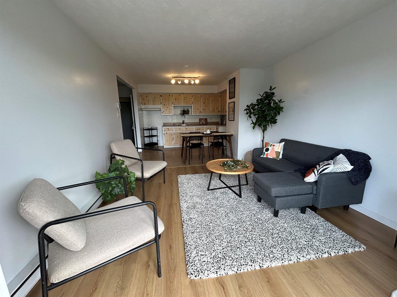 1 CH - 1 SDB - Sherbrooke - $950 /mo