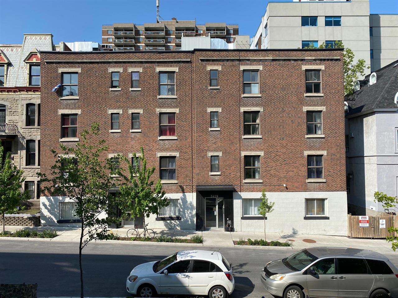 Bachelor (2.5) - 3429-3431 Rue St-Andre, Montréal