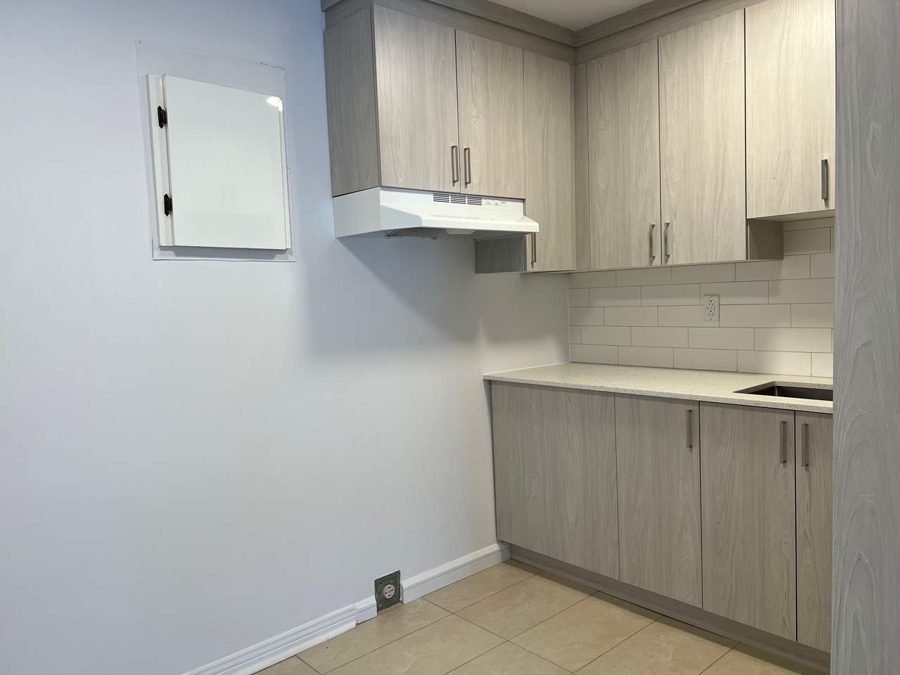 "ESPACE DE DÉTENTE": 3½ Condo à LaSalle, QC