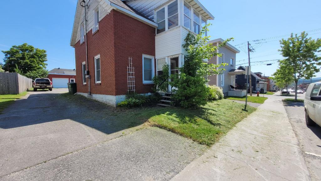 Logement 4 chambres, 2 salles de bain.