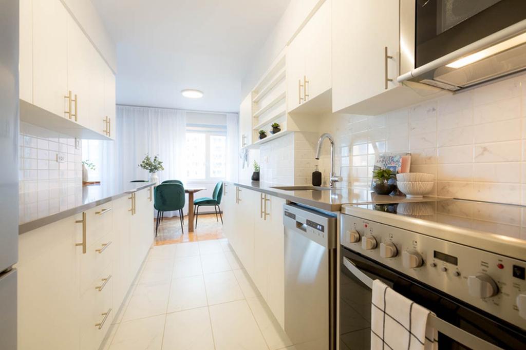 4 1/2 (2 Bedroom) - 4530 Ch. De La Côte-des-Neiges, Montréal