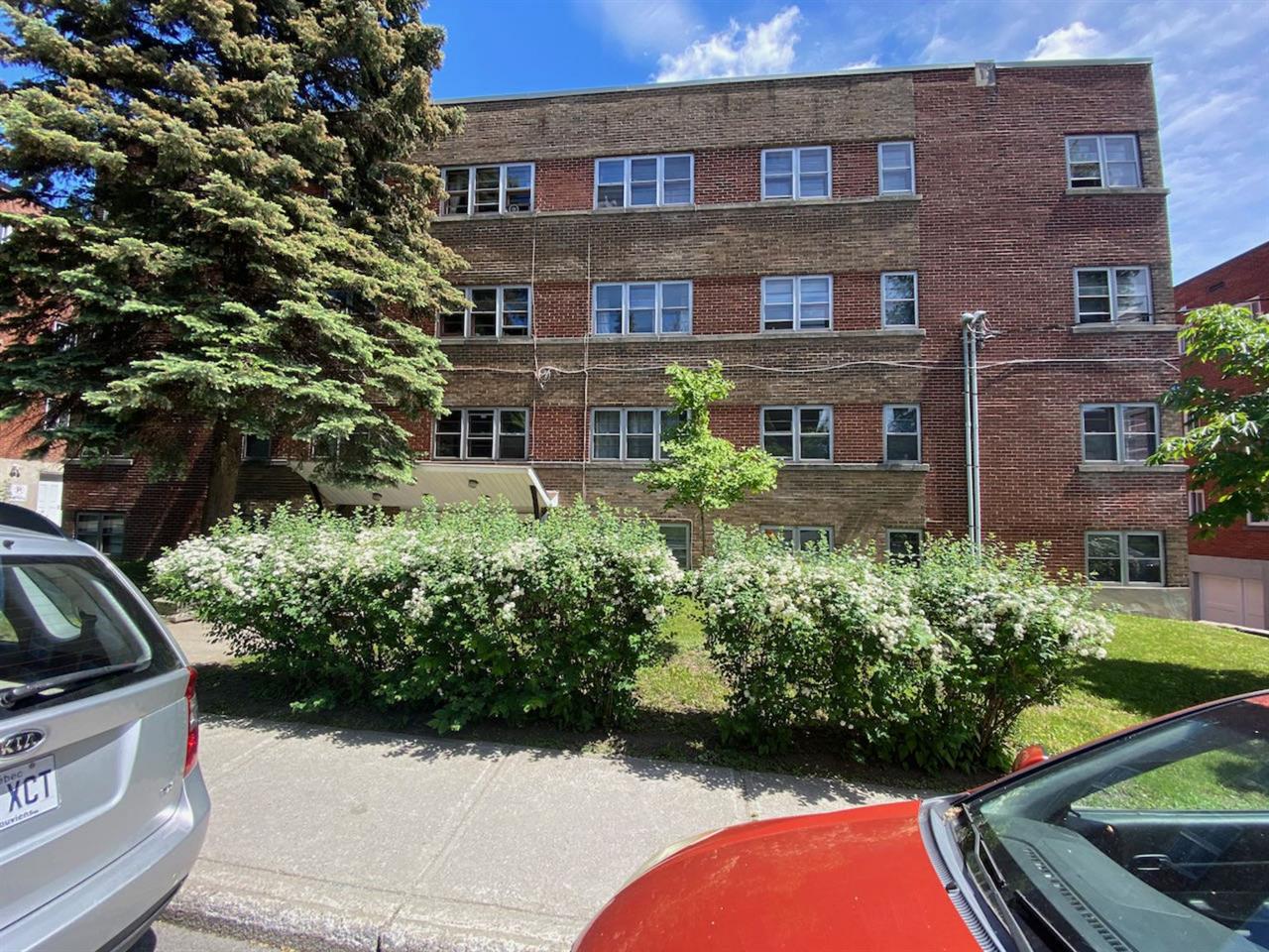 Three-Bedroom (5.5) - 4720 Ave St-Kevin, Montréal