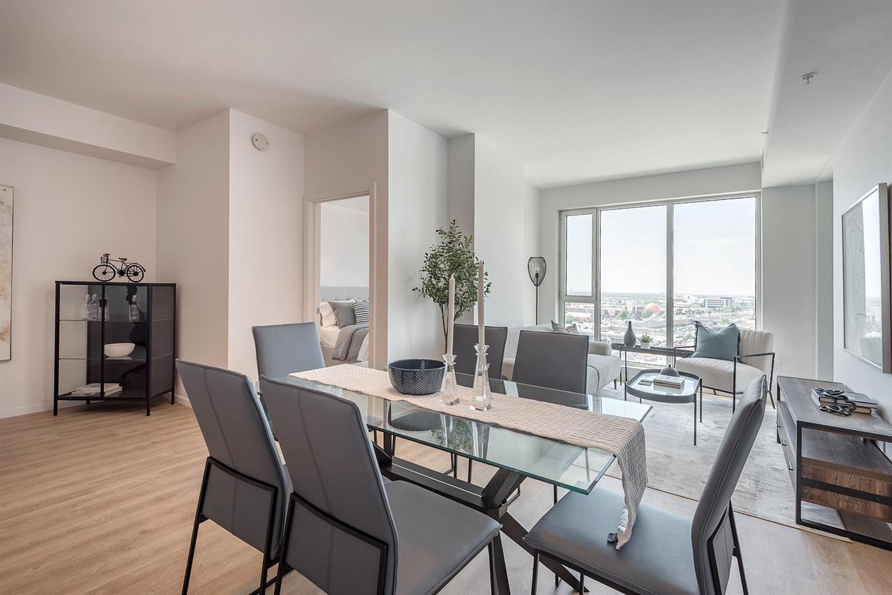 2 Bedroom + Den - 6993 Decarie, Montréal