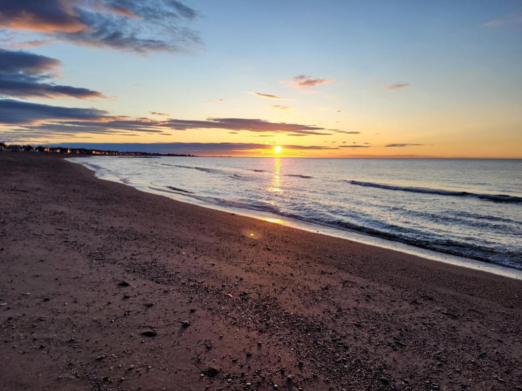 Superbe logement 5 1/2 Sainte Anne Des Monts en Haute Gaspésie Immeuble en face de l 'eau et en plein centre ville ,près de tout à pied !