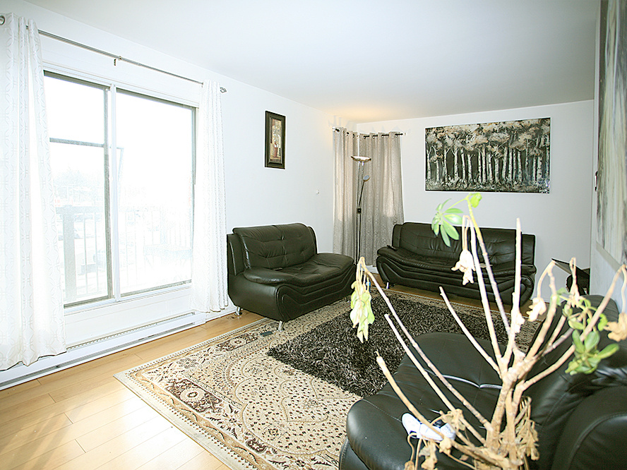 Grand 4 1/2 Appt Style Condo Renover