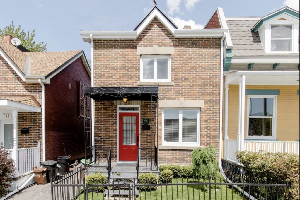 Antique Home In The Heart Of Montreal