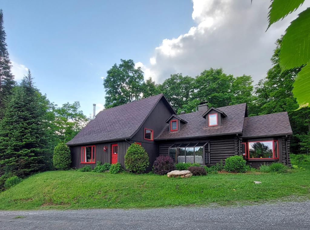 Charmant chalet rustique spacieux avec vue a Morin Heights 4 chambres, 3 salles de bains, entièrement meublé