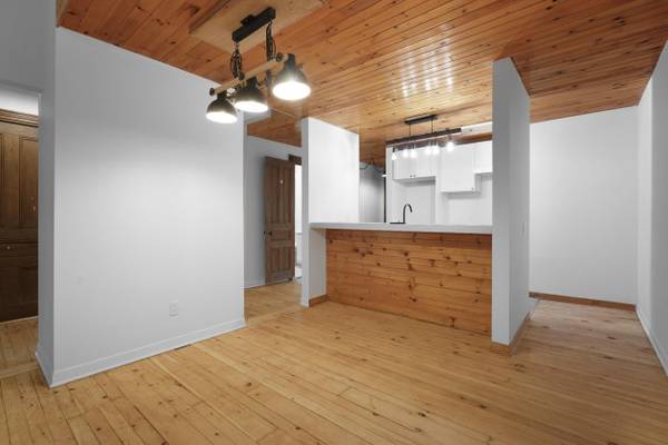 AVAILABLE Renovated apartment 2 bedrooms + office Plateau-Mont-Royal