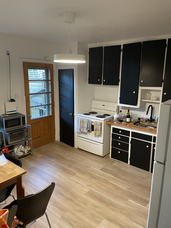 Appartement Avec Cour Et Stationnement