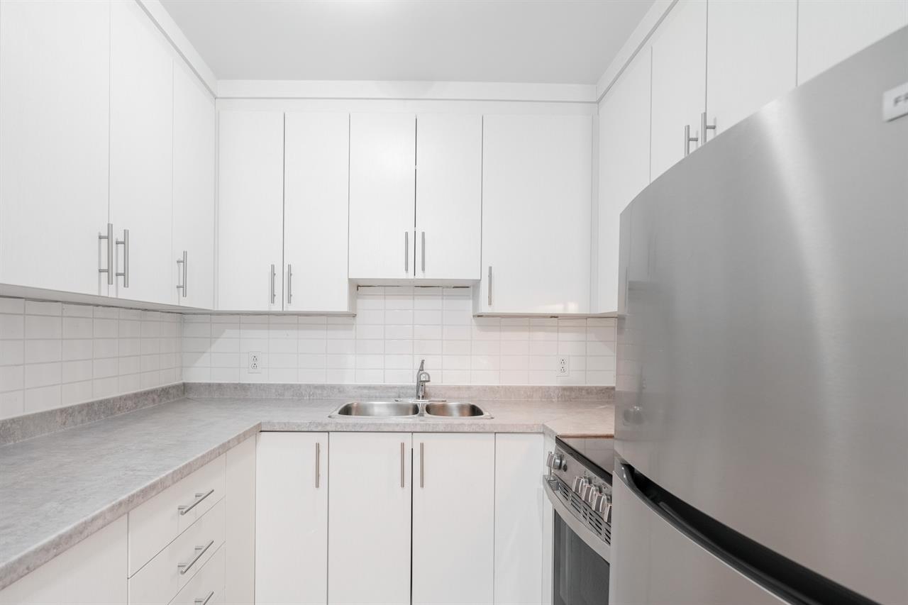 Completely Renovated 1 Bedroom- Available Now - 1461 Rue Du College, Montréal