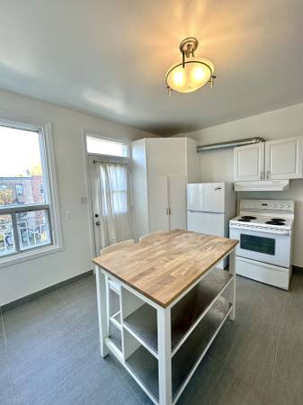 VERY NICE 4 1/2 +den GREAT LOCATION WALK TO METRO