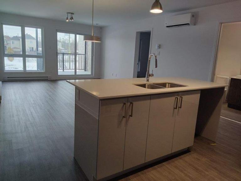 2 CH - 2 SDB - Laval - $2,175 /mo