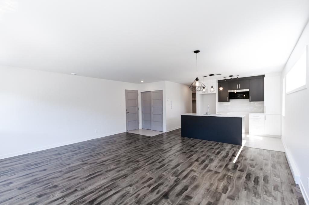 LOGEMENT 4 1/2 NEUF DE STYLE CONDO À LOUER AVEC GARAGE