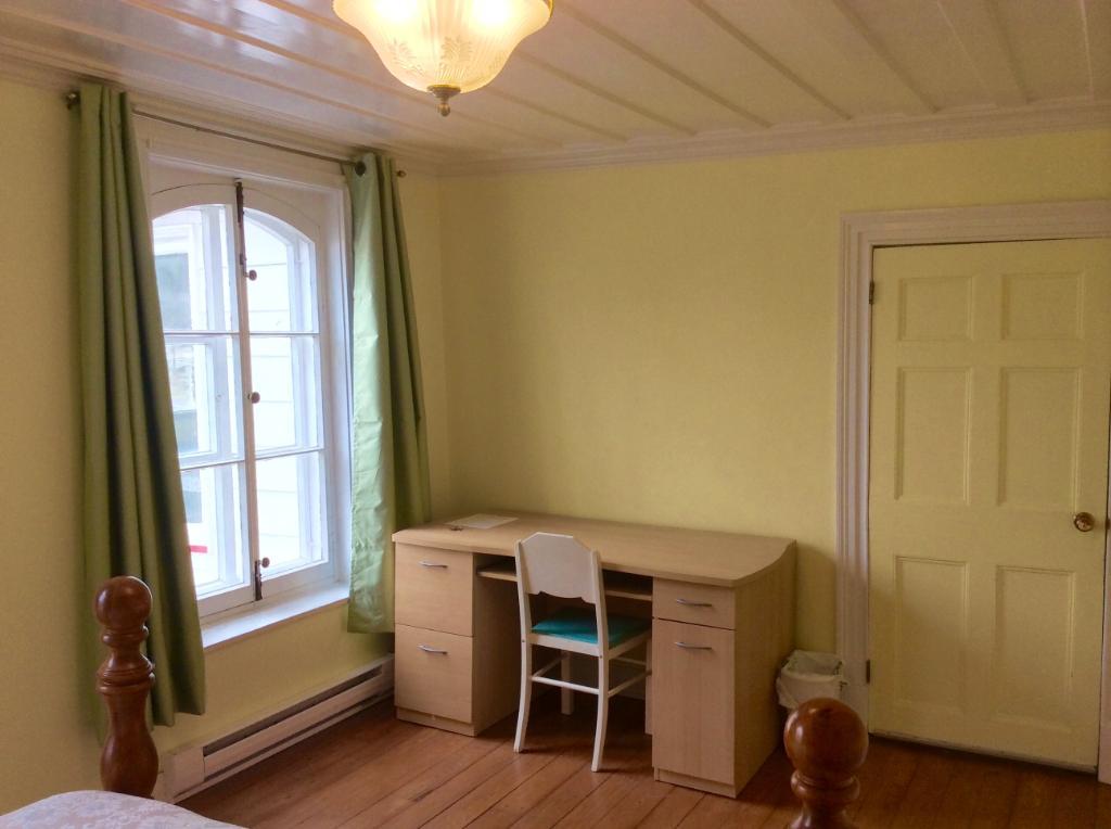 Moitie de 4 1/2 meublé à L’Islet-sur-mer, libre immédiatement.