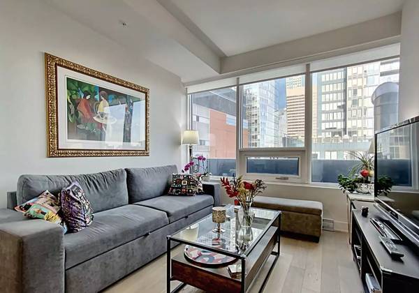 Montreal Furnished Condo Rental - Lux 1 Bed, Den Suite, Rooftop View