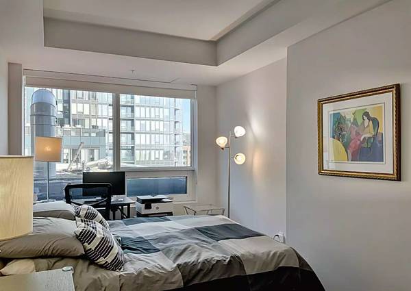 Montreal Furnished Condo Rental - Lux 1 Bed, Den Suite, Rooftop View