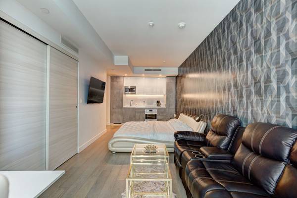 Montreal Furnished Condo Rental - 30th Floor Studio, Cityscape Views