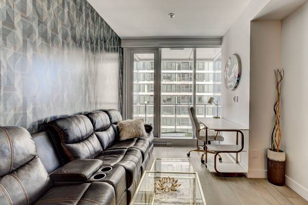 Montreal Furnished Condo Rental - 30th Floor Studio, Cityscape Views