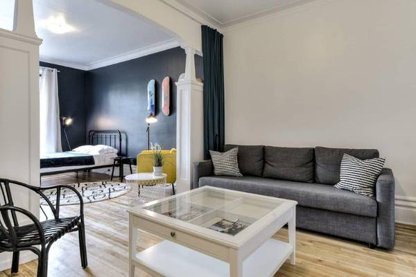 Montreal Furnished Apartment Rental - Elegant 1 Bed, 1 Bath, Balcony