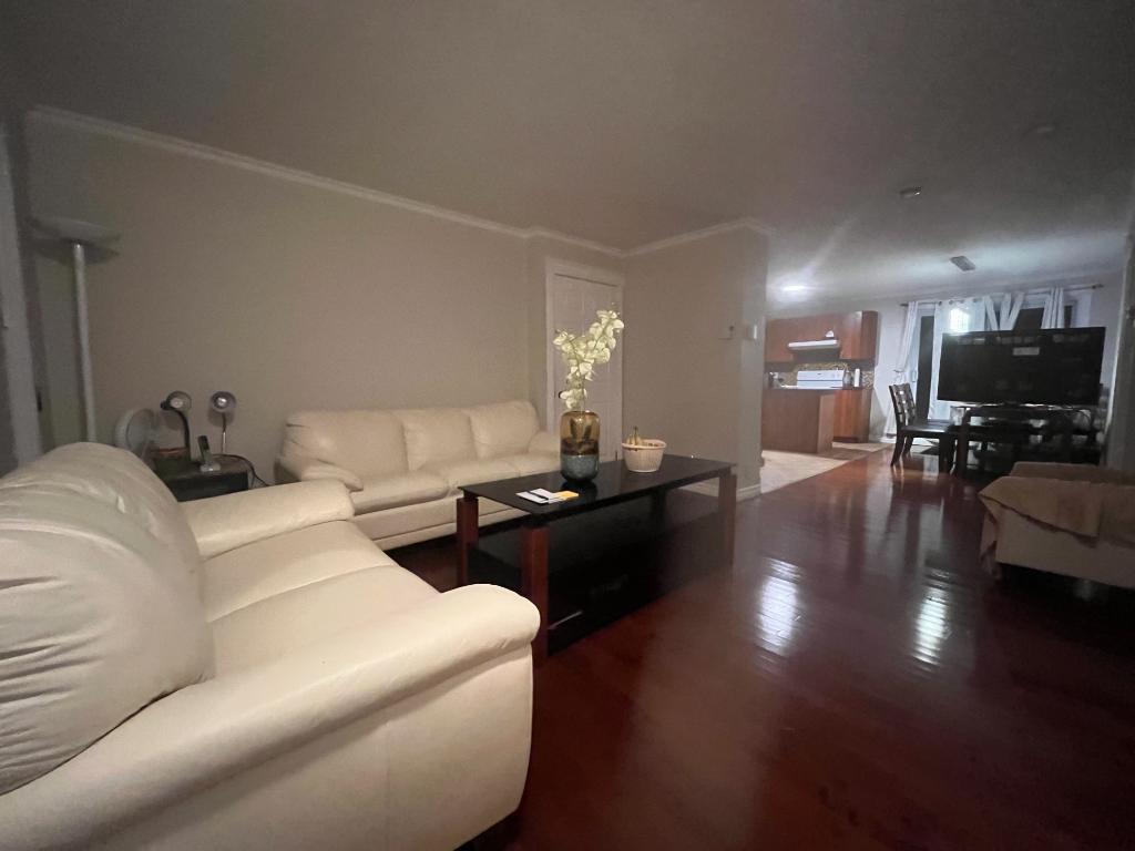 Chambre 1e Étage À LOUER 'immédiat À 800$/mois !!! très grande chambre , pour personne seule , meublée ttes les charges incluses électricité